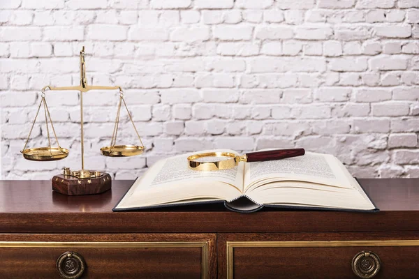 Vergrootglas en open boeken met draaischijven op houten tafel. Rechtsbegrip lezen en studeren. — Stockfoto