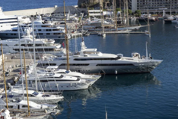 Yates amarrados en el puerto de Mónaco con el paisaje de Mónaco sobre un fondo. — Foto de Stock