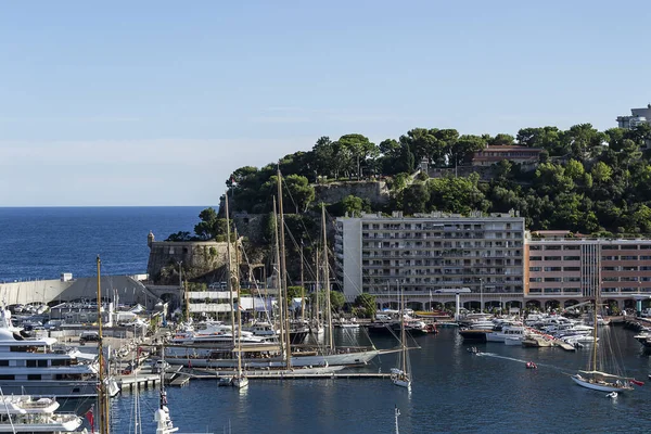 Luksusowe jachty w zatokę Monako, Francja. — Zdjęcie stockowe