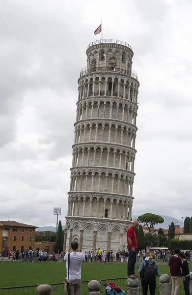 La Torre inclinada de Pisa Italiano: Torre pendente di Pisa o simplemente la Torre de Pisa Torre di Pisa es el campanario, o campanario independiente. — Foto de Stock