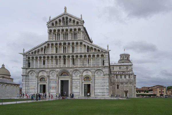 La Torre inclinada de Pisa Italiano: Torre pendente di Pisa o simplemente la Torre de Pisa Torre di Pisa es el campanario, o campanario independiente. — Foto de Stock