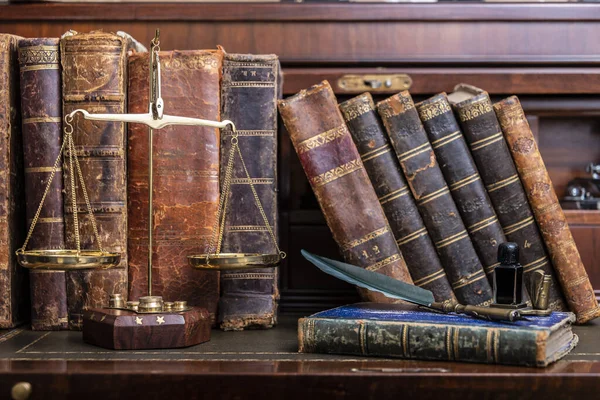 Compilation de vieux livres sur un bureau en bois et un stylo à écrire. — Photo