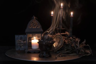 Gizem ve ruhanilik gecesinin dışa dönük oturumu. Tarot ve kehanet oturumu.