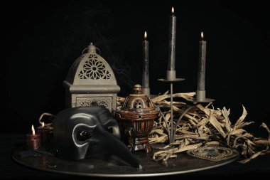 Gizem ve ruhanilik gecesinin dışa dönük oturumu. Tarot ve kehanet oturumu.