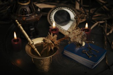 Gizem ve ruhanilik gecesinin dışa dönük oturumu. Tarot ve kehanet oturumu.