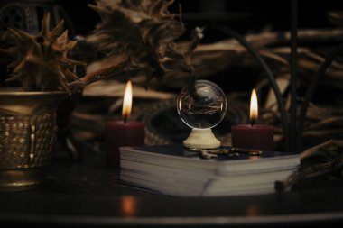 Gizem ve ruhanilik gecesinin dışa dönük oturumu. Tarot ve kehanet oturumu.