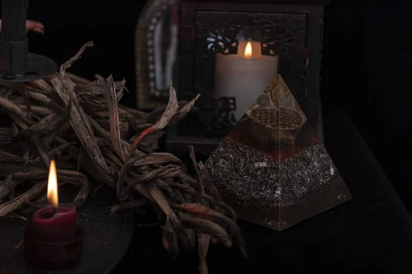 Cartão de tarô espalhado em um display de natureza. Cartões de tarô feitos à mão em uma mesa de madeira escura cercada por ervas secas, flores azuis, velas brancas. Cartões azuis. — Fotografia de Stock