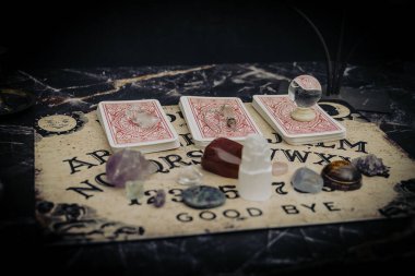 Ruhanilik ve kara büyünün seansı. Geleceğin tahmini.