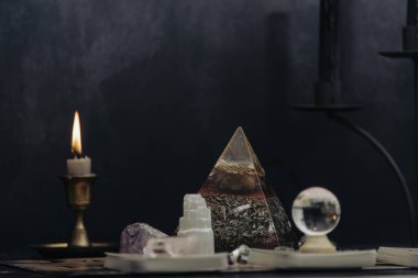 Ruhaniliğin ve kara büyünün büyülü gecesi. Geleceğin tahmini.