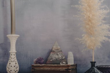 Fal, bir deste tarot kartı ve diğer falcı öğeler mavi pastel arka plan.