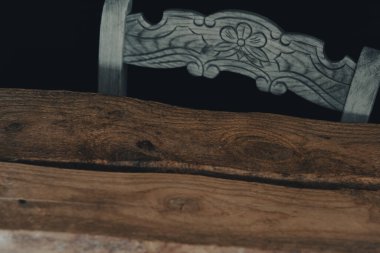 Siyah arkaplanı olan kırsal masa ve sandalye.