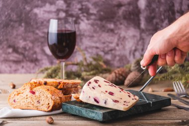 Wensleydale peyniri, mermer peynirli yaban mersini dilimleme masasında..