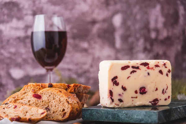 A slice of British Wensleydale and Cranberry cheese. — Stock Photo, Image