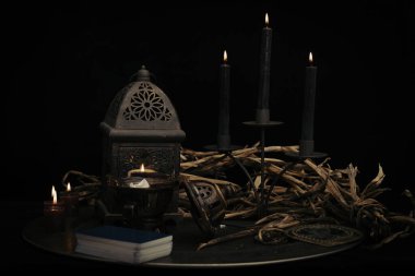Falcı, masadaki cadı şeyleri, mumlar ve falcı nesneler. Kehanet, astroloji ve ezoterizm kavramı..