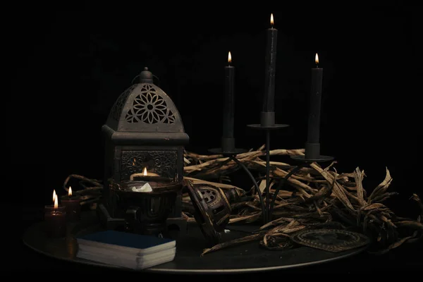 Uma vidente, coisas de bruxas numa mesa, velas e objectos de adivinhação. O conceito de adivinhação, astrologia e esoterismo. — Fotografia de Stock