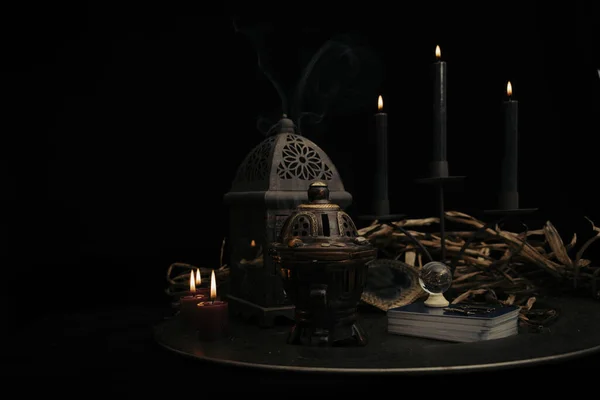 Talking spiritual board with black candles and old key. Wicca, esoteric and occult background with vintage magic objects for mystic rituals. Halloween and gothic concept. — Stock Photo, Image