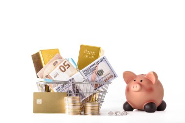 İçinde bol miktarda para, altın, bitcoin ve çeşitli zenginlikler bulunan alışveriş sepeti..