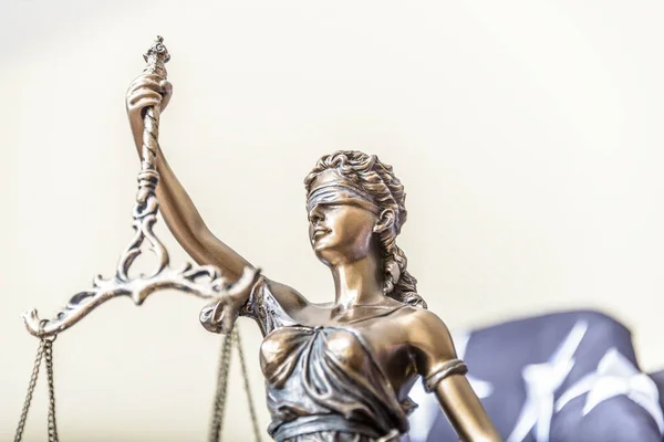 The statue of justice Themis or Iustitia, the goddess of justice blindfolded against a flag of the United States of America, as a legal concept. —  Fotos de Stock