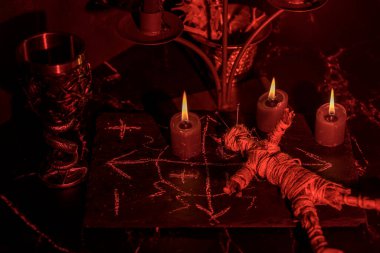 Tahta arka planda dramatik ışıklandırmalı Voodoo Bebeği.