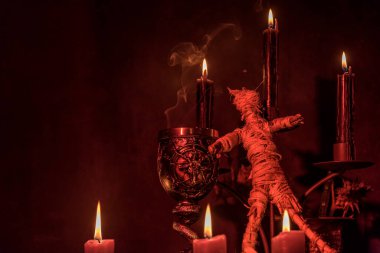 Tahta arka planda dramatik ışıklandırmalı Voodoo Bebeği.
