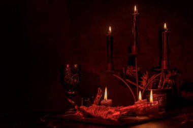 Tahta arka planda dramatik ışıklandırmalı Voodoo Bebeği.
