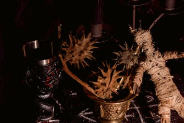 Voodoo bebeği, siyah mumlar, pentagram ve cadı masasında eski kitaplar. Esrarengiz, esrarengiz, kehanet ve cadı kavramı. Mistik, vudu ve klasik geçmiş.