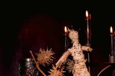 Voodoo bebeği, siyah mumlar, pentagram ve cadı masasında eski kitaplar. Esrarengiz, esrarengiz, kehanet ve cadı kavramı. Mistik, vudu ve klasik geçmiş.