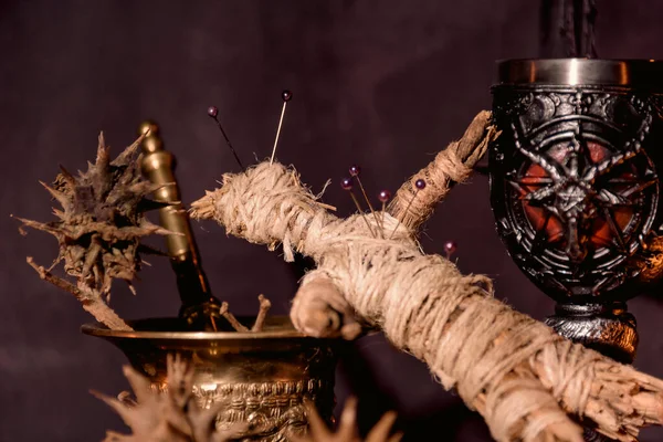 Voodoo bebeği, siyah mumlar, pentagram ve cadı masasında eski kitaplar. Esrarengiz, esrarengiz, kehanet ve cadı kavramı. Mistik, vudu ve klasik geçmiş.