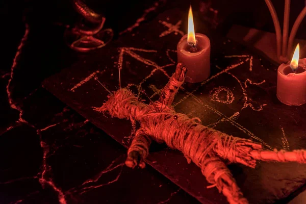 Voodoo doll, black candles, pentagram and old books on witch table. Occult, esoteric, divination and wicca concept. Mystic, voodoo and vintage background. — Stok fotoğraf