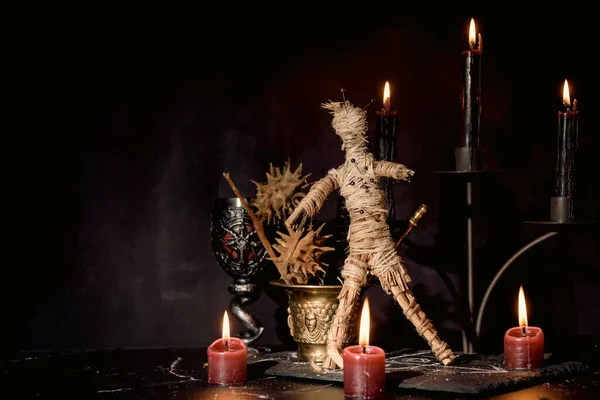 Voodoo bebeği, siyah mumlar, pentagram ve cadı masasında eski kitaplar. Esrarengiz, esrarengiz, kehanet ve cadı kavramı. Mistik, vudu ve klasik geçmiş.