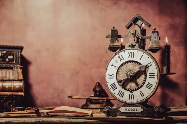 Vintage wallpaper with copy space. Antique desk with clock, inkwell and pen. — Zdjęcie stockowe