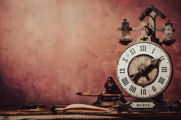 Vintage wallpaper with copy space. Antique desk with clock, inkwell and pen. — Fotografia de Stock