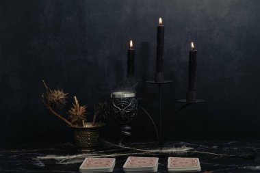 Büyülü bebeklerle, tarot kartlarıyla, kitaplarla, şeytani mumlarla ve cadılık objeleriyle dolu mistik bir hayat. Kehanet ayini.