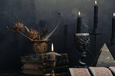 Büyülü bebeklerle, tarot kartlarıyla, kitaplarla, şeytani mumlarla ve cadılık objeleriyle dolu mistik bir hayat. Kehanet ayini.
