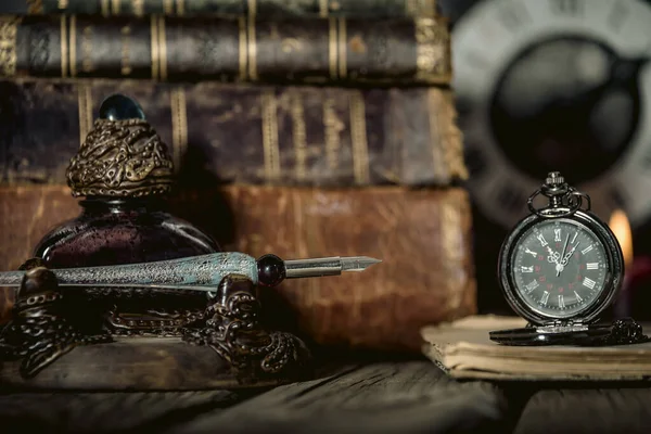 Vista de mesa de estudo vintage com livros e relógio dourado na frente. — Fotografia de Stock