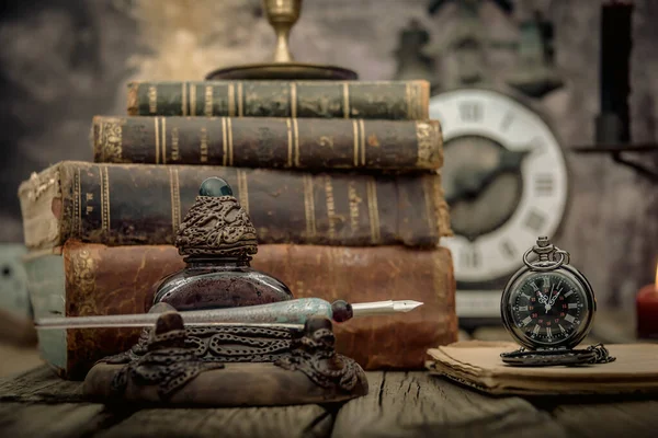 Vista de mesa de estudo vintage com livros e relógio dourado na frente. — Fotografia de Stock