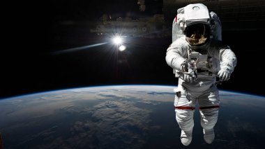 Dünya 'nın dış uzayında bir astronot. Bizim evimiz. UUİ. Bu görüntünün elementleri NASA tarafından desteklenmektedir.