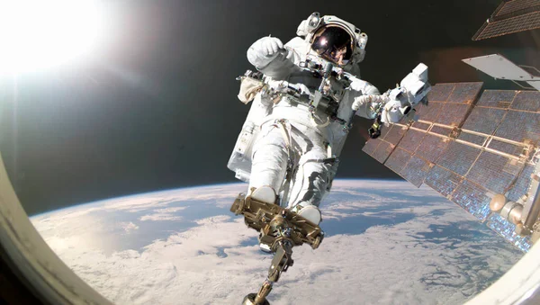 Astronaut i yttre rymden över planeten Jorden. Vårt hem. ISS. Delar av denna bild tillhandahålls av NASA. — Stockfoto