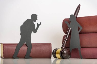 Bir kadınla bir erkek kavga eder. Karı koca arasındaki duygusal saldırganlık kavramı. İlişkideki sorunlar. Siluet insanlar birbirlerine bağırıyorlar..