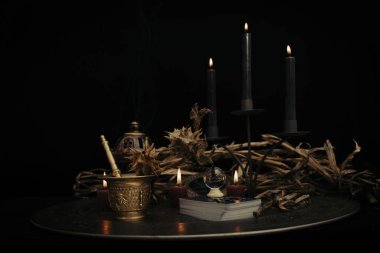 Akşamları mum ışığında tarot kartları.