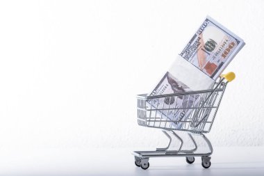 Para arabası. Market arabası para dolu..