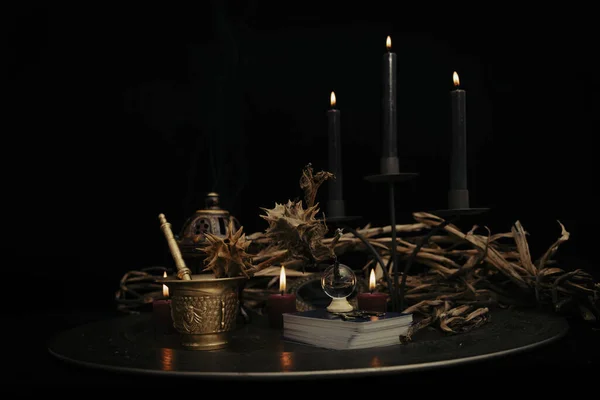 저녁에 촛불을 켜 놓은 타로 카드. — 스톡 사진