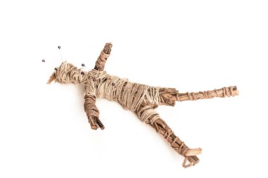 Voodoo bebeği, yaşlı, kirli, Afrikalı ve beyaz arka planda izole edilmiş dumanla kirlenmiş..