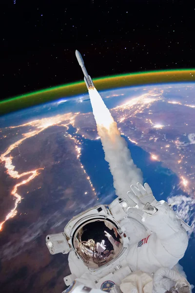 Astronaut Vinkar Till Kameran Rymdpromenad Rymdscen Delar Denna Bild Som — Stockfoto