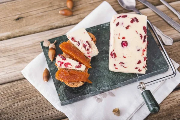 Sýr Wensleydale Brusinkami Červeným Vínem Medem Ořechy Rozinkami Mramorové Řezací — Stock fotografie