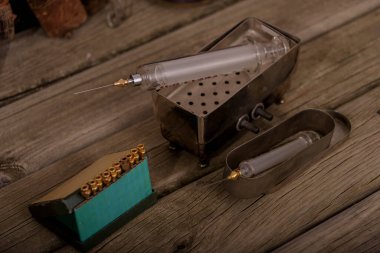 ilaç ve şırınga tahta masada.