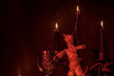 Tahta arka planda dramatik ışıklandırmalı Voodoo Bebeği