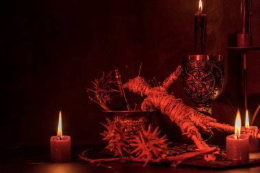 Tahta arka planda dramatik ışıklandırmalı Voodoo Bebeği