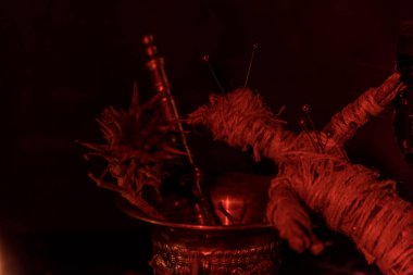 Tahta arka planda dramatik ışıklandırmalı Voodoo Bebeği