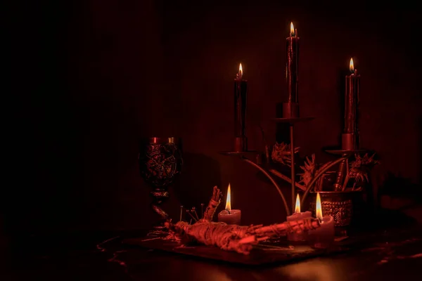 Tahta arka planda dramatik ışıklandırmalı Voodoo Bebeği